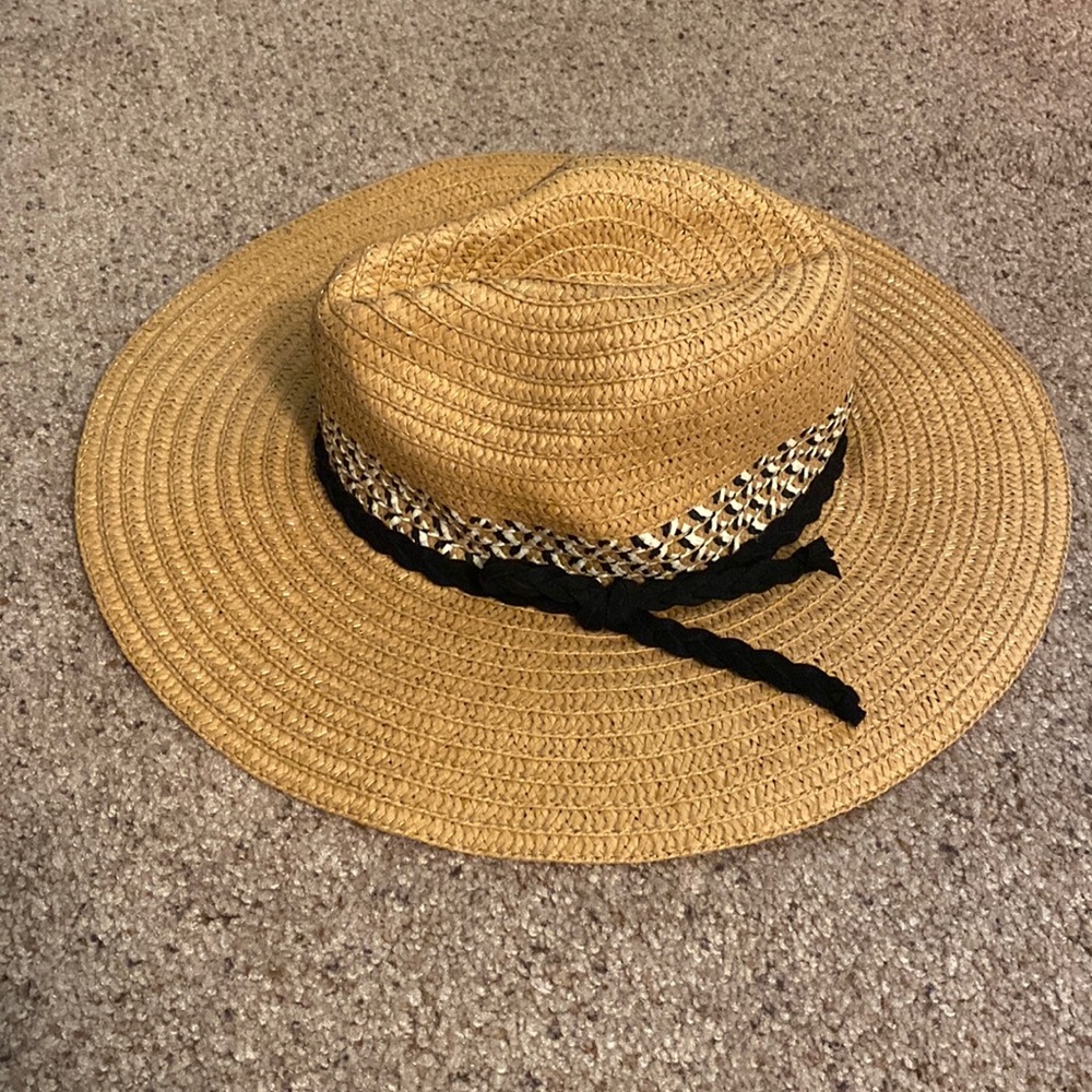 Women’s straw beach hat with black and white detailing